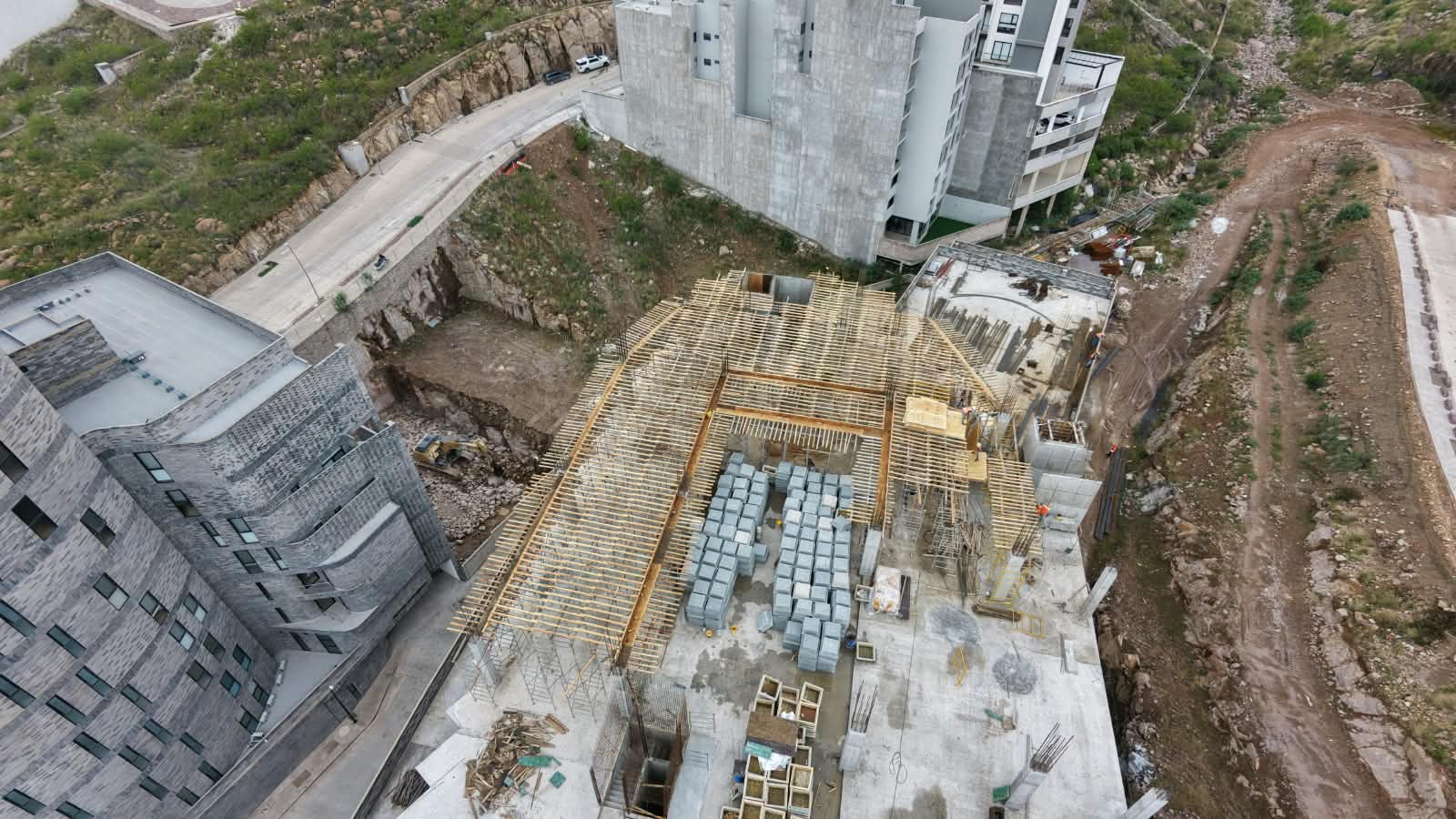 Vista aérea oblicua de estructura y entorno
