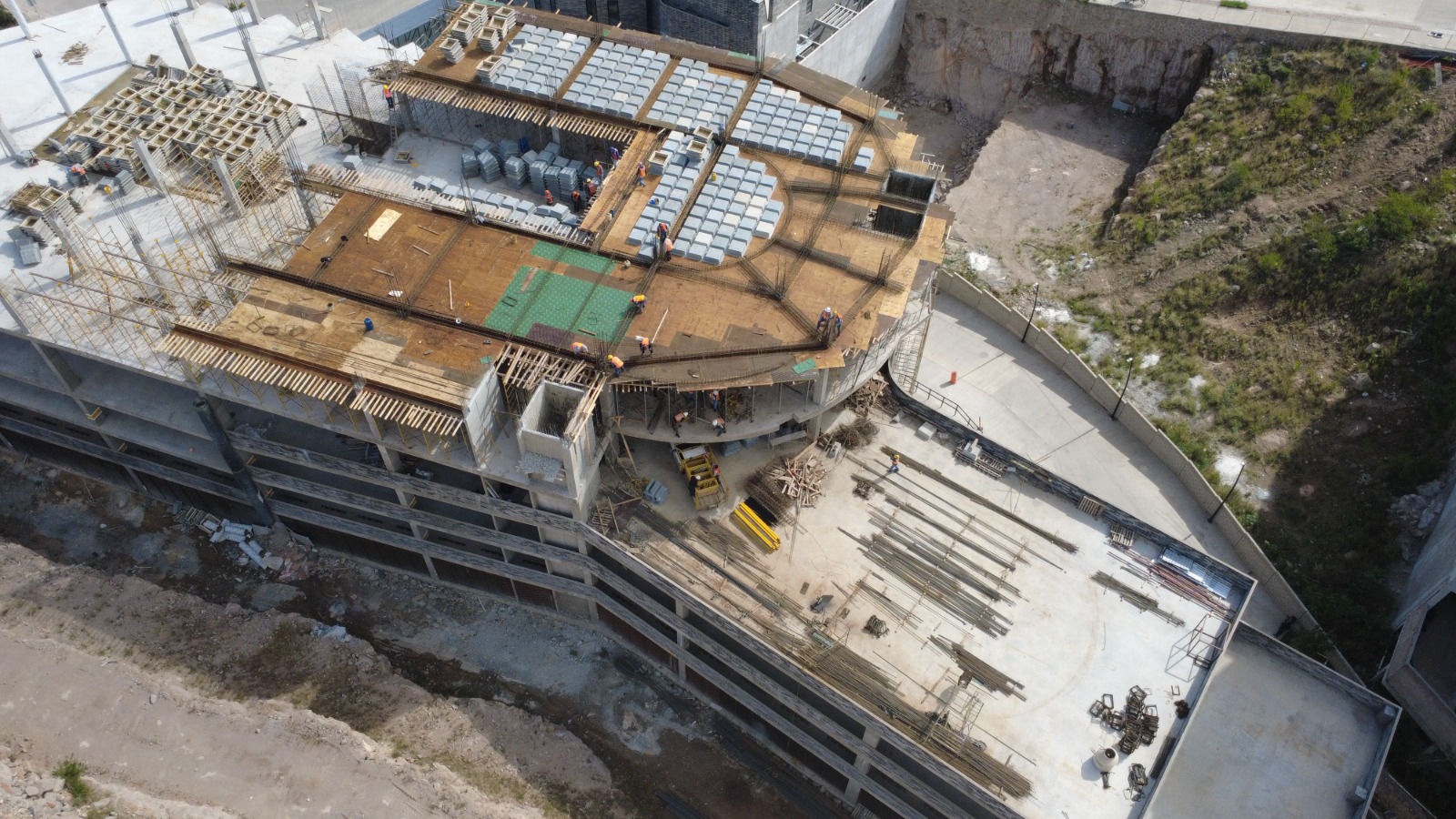 Vista oblicua de estructura y frente de obra